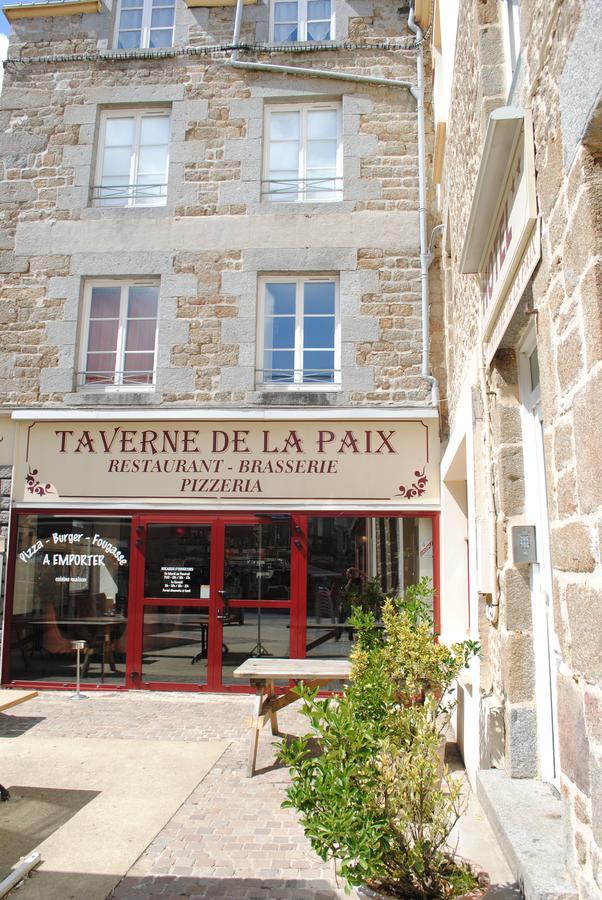 Taverne De La Paix La Ferte-Mace 外观 照片